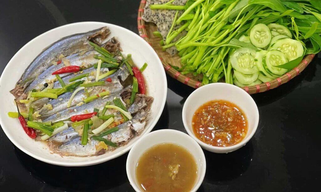 cách làm món Cá nục hấp cuốn bánh tráng