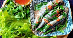 món Cá nục hấp cuốn bánh tráng ngon