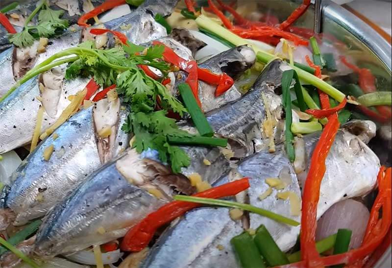 Cá nục hấp cuốn bánh tráng