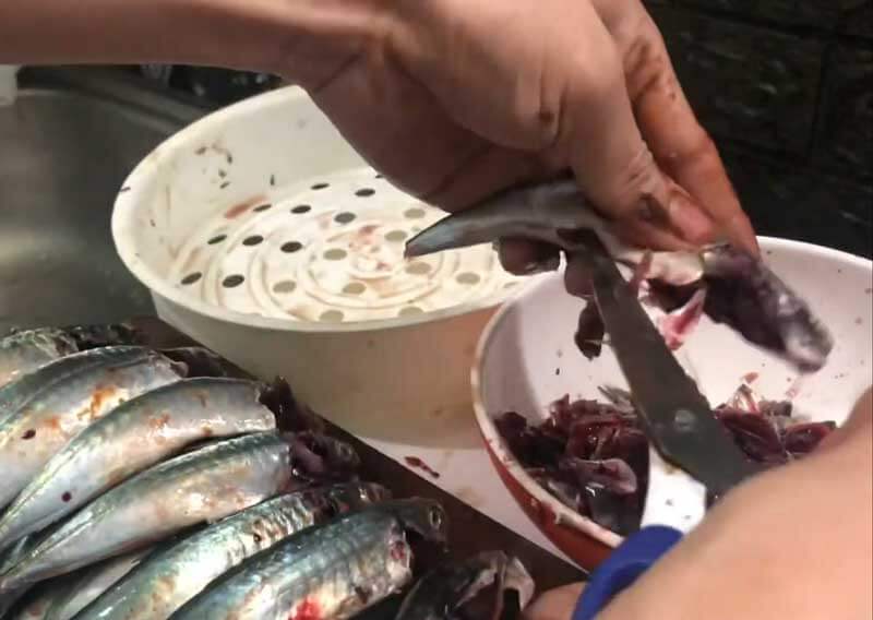 cách làm sạch cá nục, dùng kéo moi ruột cá