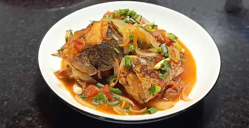 Cá nục chiên sốt chua ngọt