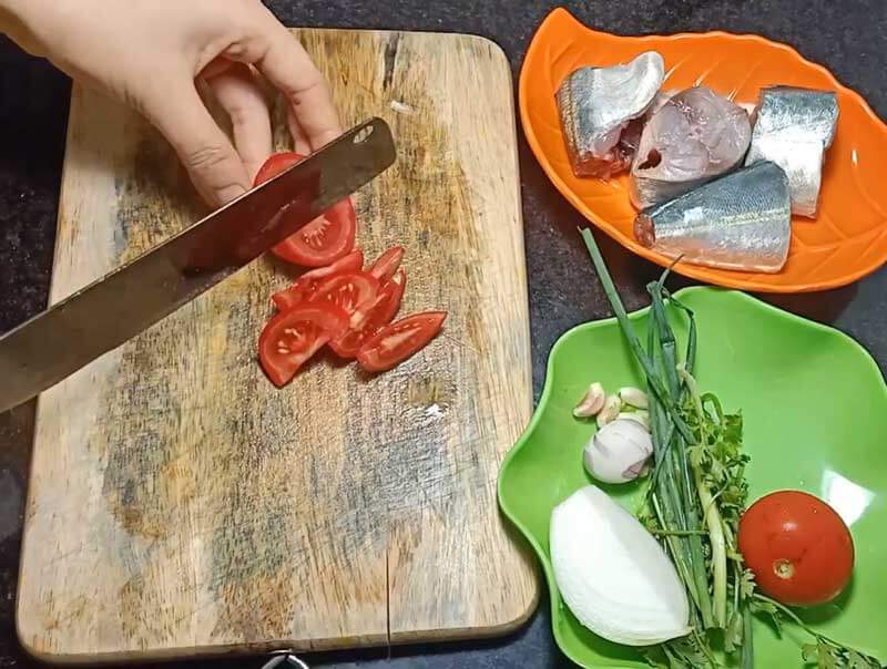Sơ chế nguyên liệu làm món cá nục sốt chua ngọt